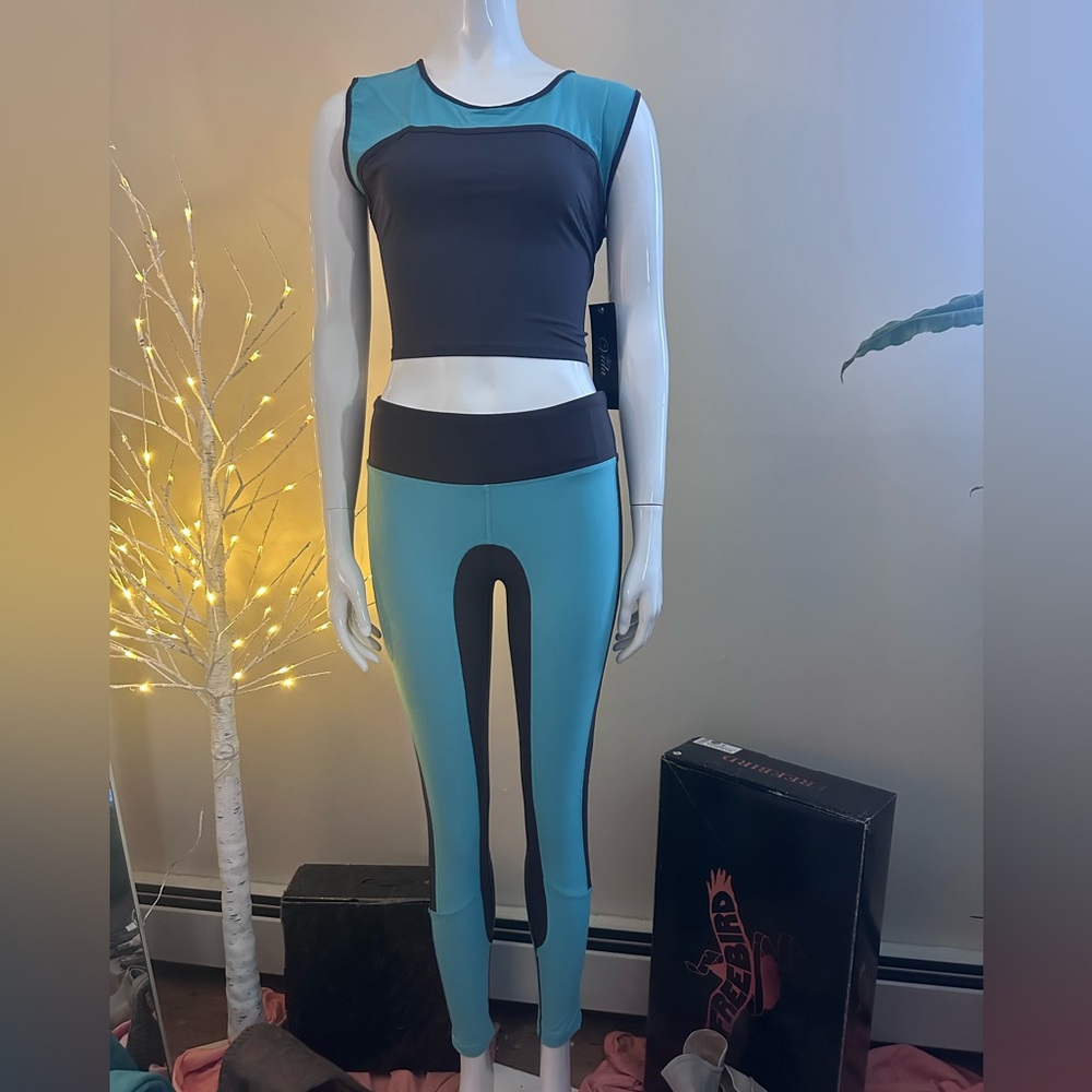 Workout Set Vida 3 pc Set leggings,cropped shirt & sleeveless hoodie Size xs NWT